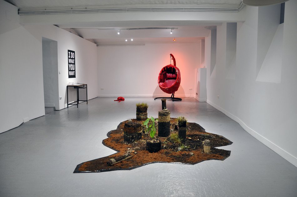 Artworks in the background by Frederik Marroquín,  Leo Lisa Begeré &  anto_nie